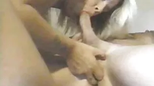 Cliente de burdel divirtiéndose con bellezas en sexo grupal pagina porno con dominación