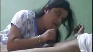 Chico calvo en público decidió besar a una chica pornoclasico asiática sexy