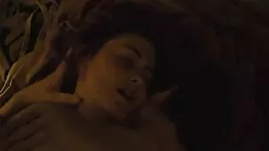 Linda chica en vestido rojo Digitación su juguete videos de porno caseros sexual coño