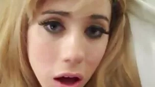 Joven bestia acaricia el pene de un amigo con las manos y luego videos porno caseros amateur lo chupa con la boca