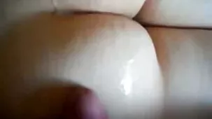 Chica porno de sexo joven nada en la piscina con un hombre y hace una mamada entre ellos