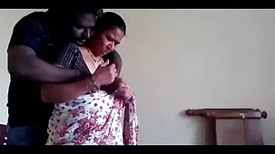 Chica joven con grandes tetas y medias comprometida con el puesto porno gratis xx de besos