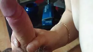 Los hombres aprietan a la rubia por ambos videos de trios sexuales lados y la besan en dos miembros