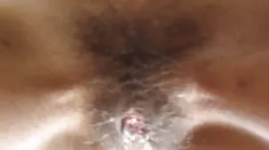 Chico se quita de pie masturbándose y teniendo porno para masturbarse sexo con rubia