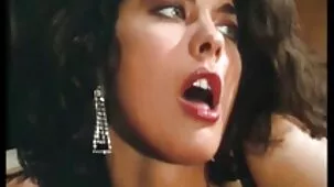 Besó a dos mujeres en una xxxsexo camilla de masaje.