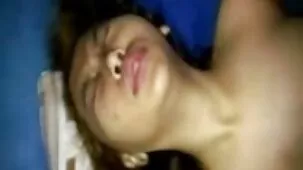 Belleza pelirroja se sienta en la polla peludas porno de su novio mojando su coño