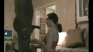 Linda morena pilla a su videos porno de abuelas novia masturbándose y la seduce para tener sexo
