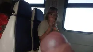Chica asiática en sombrero de Navidad chupó chico cerca del videos porno caseros nuevos árbol de Navidad