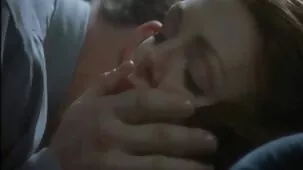 Mujer en mallas se mueve perfectamente mientras conduce el pene de un entrenador físico videos pornos trios