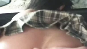 Morena de tetas afiladas hace una mamada las mejores peliculas xxx y se atasca en la polla de un hombre
