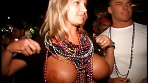 Rubia tetona va a descargar pirno un hombre negro para tener sexo interracial duro
