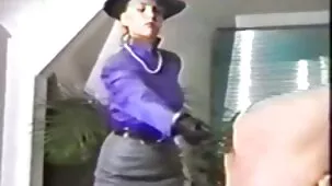 Dos lesbianas morenas usan sexo en hd strapon para un beso real en el dormitorio