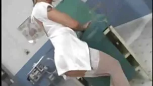 Mamá madura porno rubias se desabrochó la bata y enmarcó su coño para un beso vaginal