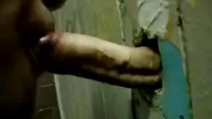 Un hombre fuerte rompe un himen videos de maduras pornos y convierte a una niña en mujer