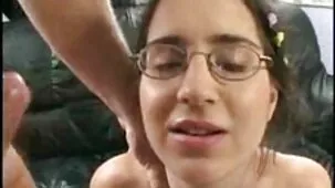 mujer joven ver videos pornos en español le encanta hacer besos caseros con un hombre en posición de vaquera