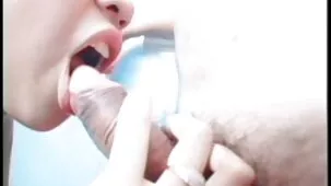 Hombre joven delante de sus amigos con un beso toroporbo