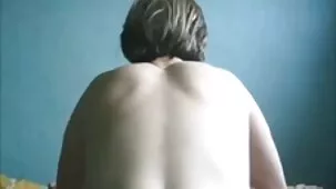 El chico estaba emocionado, miró las grandes tetas y besó a la belleza por no gratis