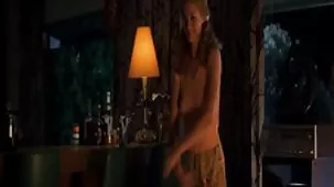 Llamó al ternero para ver la película y lo besó en casa. mujeres tetonas xxx