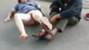 Pareja apasionada haciendo el amor en público teatropono en la noria