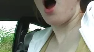 Dos mamás chupan pollas y se turnan para frotarse con los videos sexo duro dedos después de que el gato come