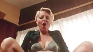 Dos chicas sedujeron a xxx con maduras un hombre para tener sexo grupal con bellezas