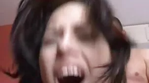 Dos bellezas se frotan los coños y disfrutan de un BESO porno casero xxx grupal