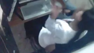 Chica descargar videos pono durante el entrenamiento de boxeo vence al entrenador joven