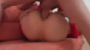 Chica despierta a su hermanito dormido y chicas pormo salta sobre su pene