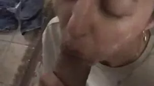 Hombre de negocios sevipono después del sexo anal duro vertido lleno de piezas elásticas de culo