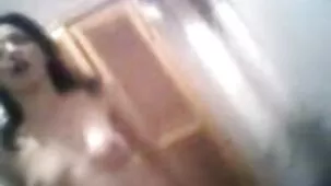 Compañía chicos viejas porno negros besan vaquillas blancas y se las corren en la boca y en las tetas jóvenes