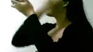 Hombre calvo xxx español se folla a una morena tetona besándose en el dormitorio