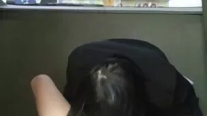 Chica joven con gafas empuja su coño para un beso porno gratis real en primera persona