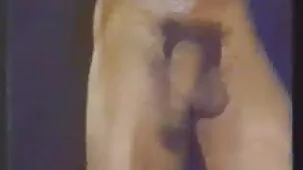 Hombre se videos conejox folla calcetines morenos en Beso en el salón de baile cerca del espejo