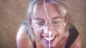 Pareja casada porno comida de coño se besa en el estudio, como Stahanov en la mina