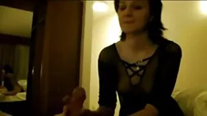 Una hermosa mujer de cabello largo cabalga sobre xxx español la polla de su amante.