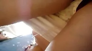 Un hombre con bigote durante una xxx porno gratis orgía aplasta las Grandes Tetas de dos rubias y quiere follarlas por el coño