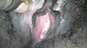 Morena flaca pormo caseros con piernas digitación suavemente la polla caliente de su novio