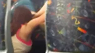 Chica delgada con top xxx viejas a rayas gime de sexo con un hombre en la calle