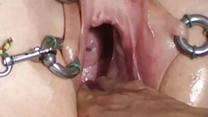 Abuela tetona extiende las caderas delante de coños peludos un amante musculoso