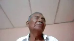 Rubia después de la mamada rusa salta sobre los amigos del videos xxx trio falo y se corre
