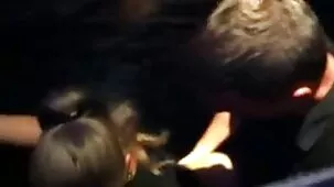 Hermosa chica con un beso de un video por no gratis vecino.