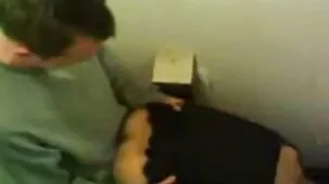 Dos chicos van a besar a una chica guapa con un gran culo porno inciesto en ambos agujeros