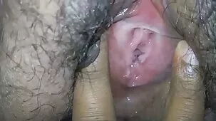 Dos jóvenes lesbianas con tatuajes en el cuerpo porno de mujeres mayores se follan besándose la lengua