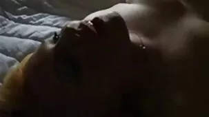 La chica en el cuartel porno duro militar experimentó un orgasmo por anal y doble penetración