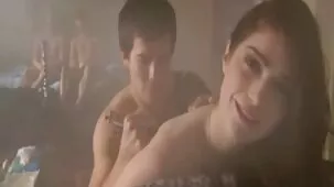 Una mujer en medias está lista para porno gratis trios engañar a su marido durante mucho tiempo y chorrear del orgasmo