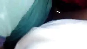 Fui al joven vecino y le bajar porno arrancé la polla colgada de las gallinas dormidas con un pene grande
