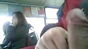 Hombre fuerte deja caer a una chica tetona con su mujeres fornicando esposa