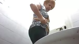 Mamá en primera persona accedió a abuelas follando abrir las piernas para un beso de verdad