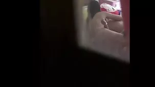 Calcetines de sexo xxx porno puta pelirroja masturbándose juguete artificial en el suelo