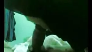 Joven médico xxx de maduras organiza sexo grupal con chicas en el trabajo